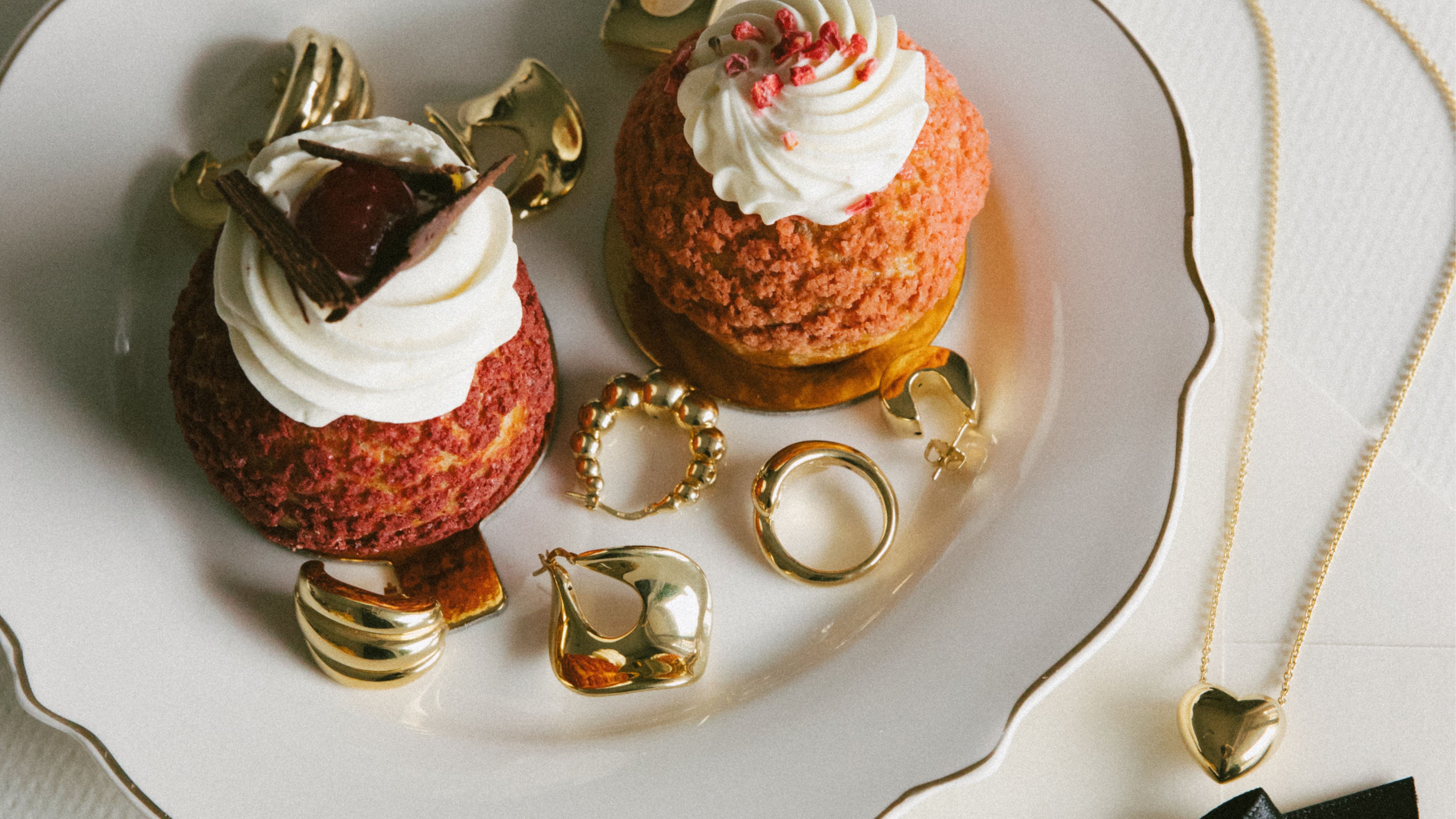 Bijuteriile Placate - Iluzia luxului accesibil sau investiție profitabilă