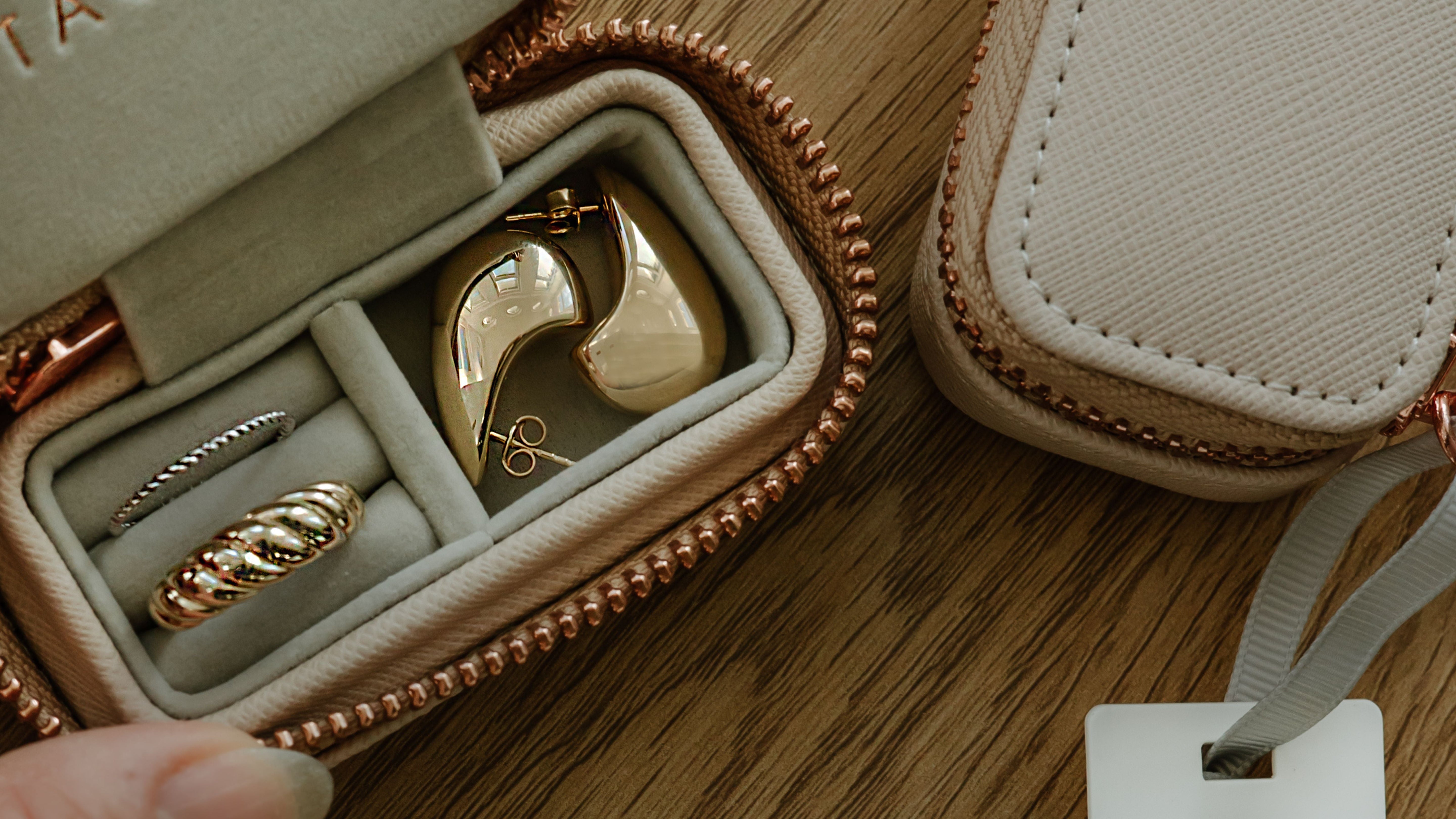 Aurul 14kt: mit sau eleganță accesibilă?